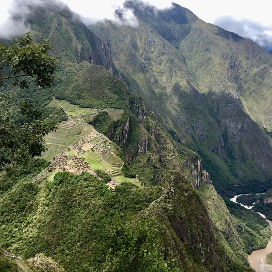 Blick von Waynapicchu hinab auf Machu Picchu.