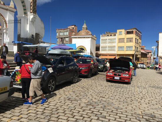 Die auf die Segnungen wartenden Fahrzeuge, herausgeputzt und mit Blumen geschmückt.