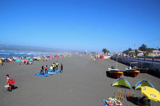 Strand und Promenade von Pichilemu.