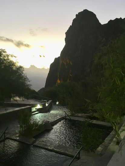 Grandiose Aussicht aus dem warmen Becken heraus.