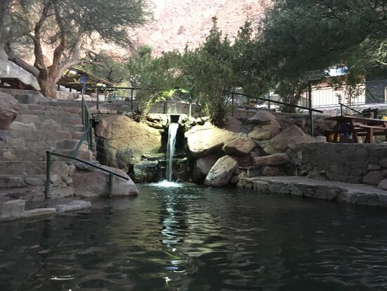 In Kaskaden läuft das Wasser von oben nach unten.