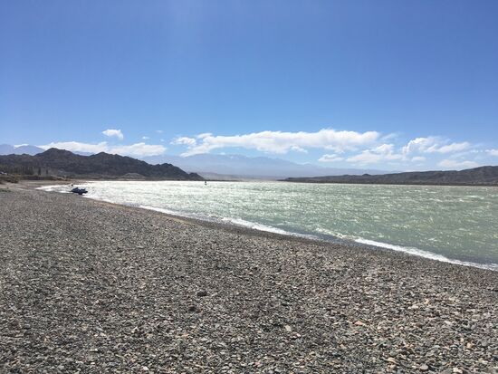 Das Ufer des großen Stausees.