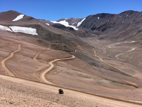 Super Ausblicke, im Hintergrund Berge und Gletscher. Ein Taum für jeden Enduroreisenden.
