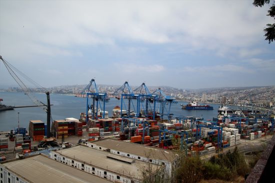 Blick über Containerhafen von Valparaiso