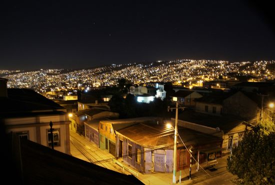 Valparaiso bei Nacht, Blick aus dem Turmfenster der Villa Kunterbunt.