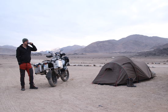Camping direkt am Strand. Links der Pazifik, rechts die Nebelwüste.