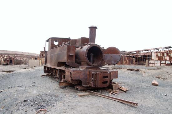 Dampflok im Trümmerfeld.