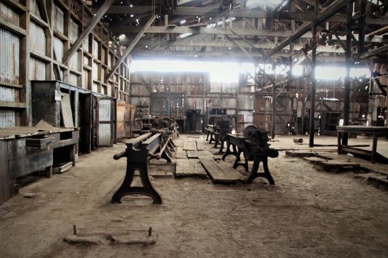 Halle mit alten Werkbänken.