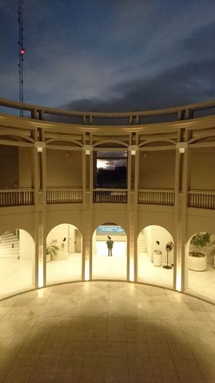 Neben dem Gouverneurspalast Kunstausstellung ansässiger Künstler, natürlich kostenlos