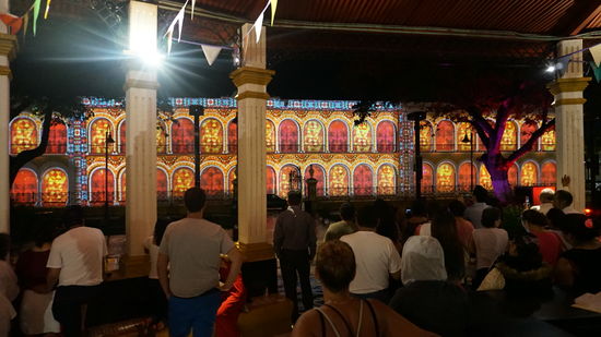 nächtliche Multimedia Show am großen Platz. Unbedingt ansehen