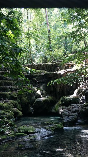 Auf dem Gelände der Ruinas in Richtung Ausgang Museum