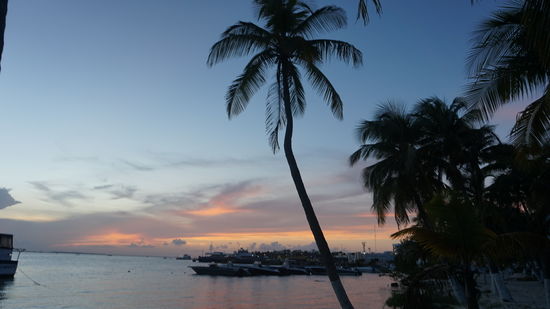 Sonnenuntergang Blick auf den Fährhafen "Landseite"