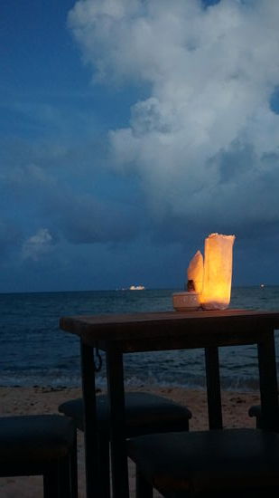 Hinten am Horizont ein Kreuzfahrtschiff Richtung Cozumel