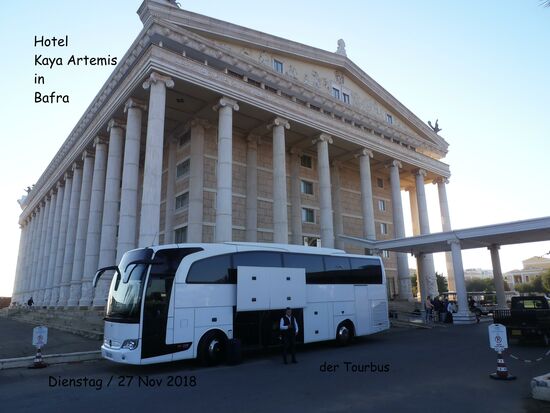 Der Tourbus vor dem Hotel