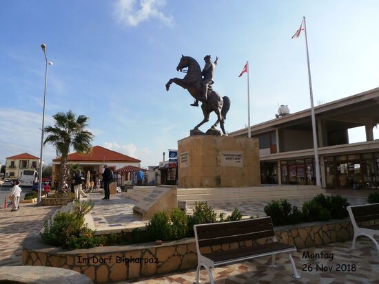 Am Dorfplatz in Dipkarpaz