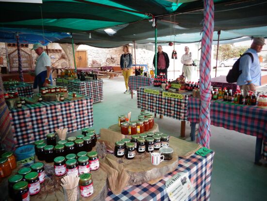 Kleiner Markt in Büyükkonuk mit lokalen Erzeugnissen