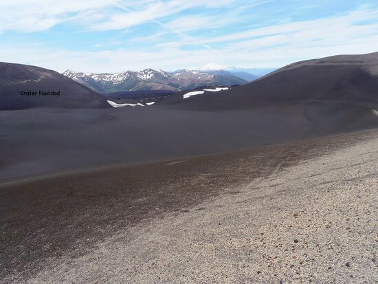 Ein Lavafeld, das wie ein schwarzer See aussieht