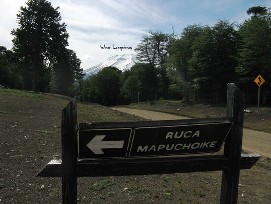 Hinweisschild zu dem Mapuche Rundbau
