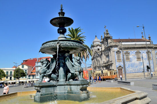 Brunnen vor der Igreja das Carmelitas