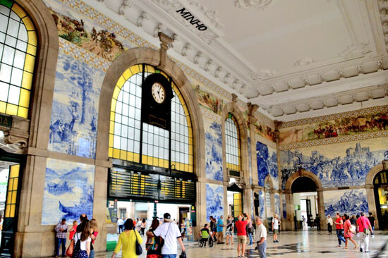 Auch wenn man nicht mit dem Zug unterwegs ist, lohnt ein Blick in Portos Hauptbahnhof, dessen Innenwände mit wunderschön bemalten Kacheln bedeckt 
sind.