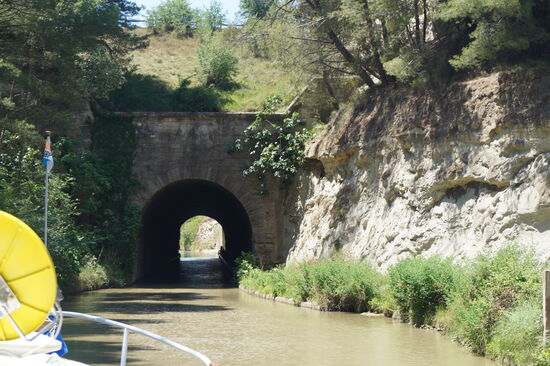 Und es geht durch einen Tunnel.