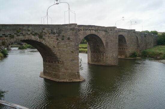 Alte Brücke über die Audi, die zu der befestigten Stadt Carcassonne führt.