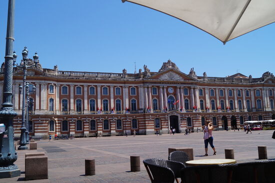 Das Capitole mit seinem Vorplatz