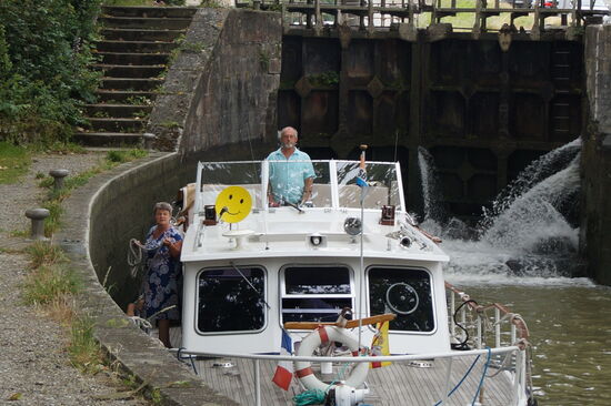 Wir schleusen die Schleusentreppe bei Castelnaudary runter. Harte Arbeit bei der Affenhitze
