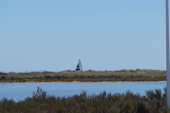Canal Rhone a Sete. Ein Segler auf dem Mittelmeer. Oder fährt der auf Land?