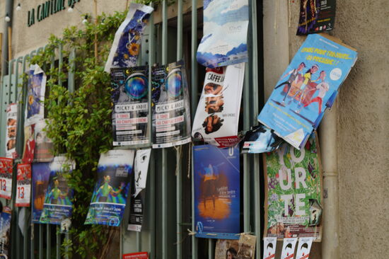Überall Plakate zum Theaterfestival in Avignon