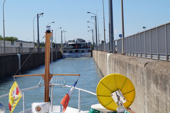 Wir dürfen hinter einem Passagierschiff in die Schleuse einfahren