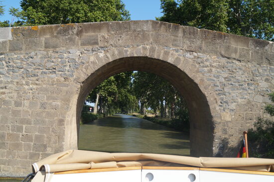 Die Brücken werden enger und niedriger. Wir müssen das Verdeck abmachen.