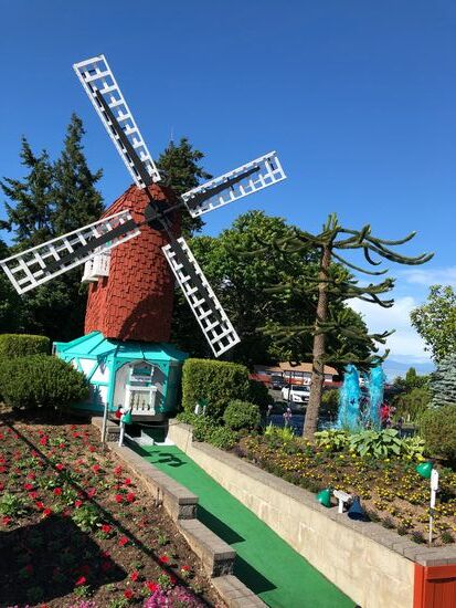 Holländische Windmühlen in Kanada. Dazu krass-blaue Springbrunnen. Einfach schön