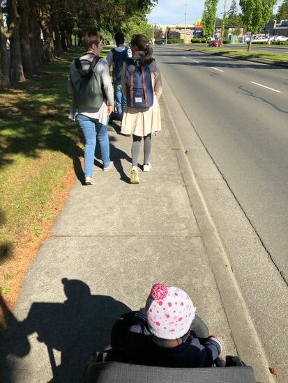 Die Reisegruppe auf dem Weg zum Essen fassen