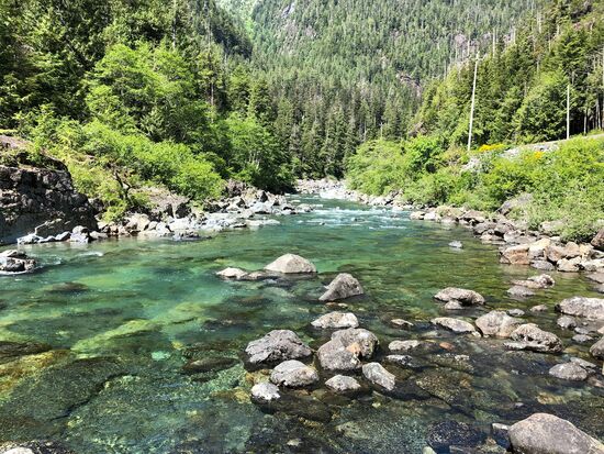 Glasklares Wasser in einer Atemberaubenden Kulisse