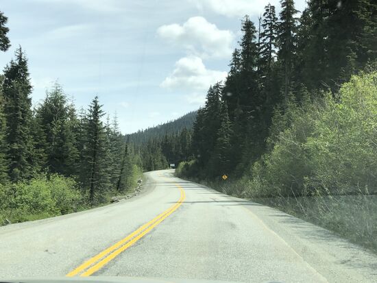 Schöne Straße, schöne Landschaft