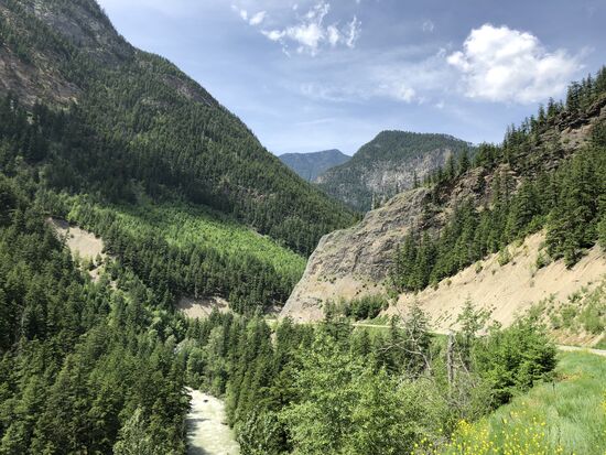 Unten der Fluß, oben die Berge