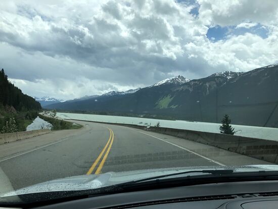 Riesige Seen, Berge, Schnee und Regen