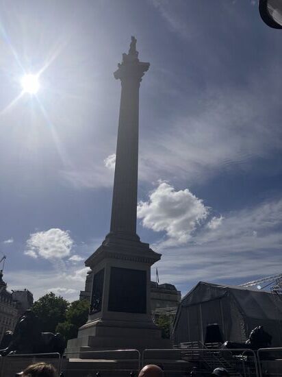 Nelsonsäule mit löwenskulptur