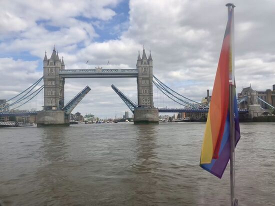 Wir haben Glück die Towerbridge öffnet sich