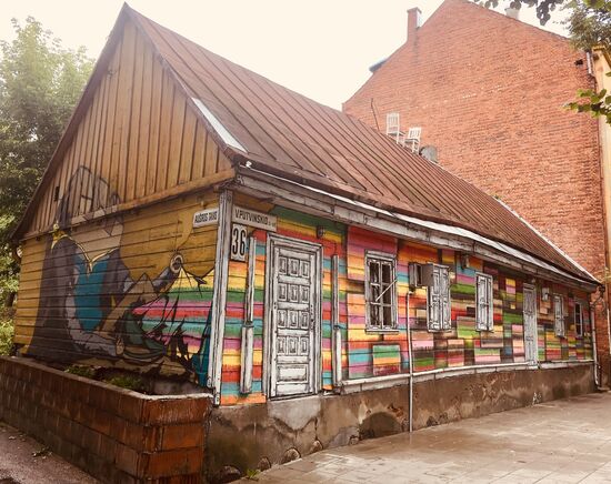 Gaaaanz alte landestypische Holzhäuser, allerdings sind die selten so bunt 
