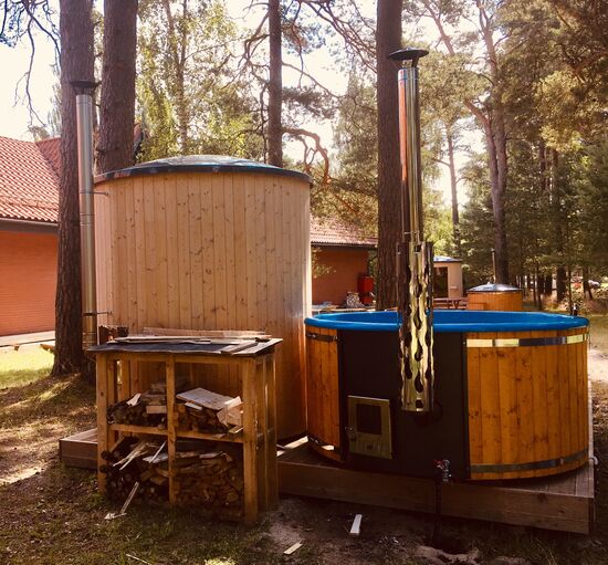 Sauna und Whirlpool zum selber feuern