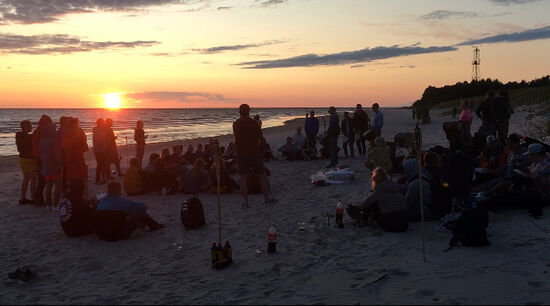 Klasse Sonnenuntergang mit Trommeln, Bongos und lustigen Liedern super