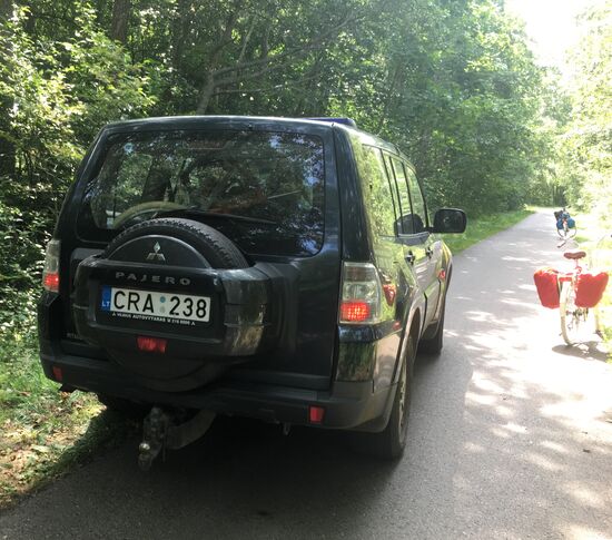 Das kaputte Fahrrad mit Ingo aufm Weg zurück
