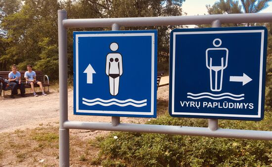 Aha Männer und Frauen baden am Strand  hier getrennt
