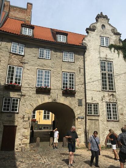 Schwedentor 1698 wurde es während der schwedischen Herrscht erbaut, es ist das einzige von 25 Stadttoren was erhalten blieb. Es ist eigentlich ein Wohnhaus, da die schwedischen Besatzer aber einen direkten Zugang zur Stadt wollten, brachen sie einfach eine Öffnung in das Haus.