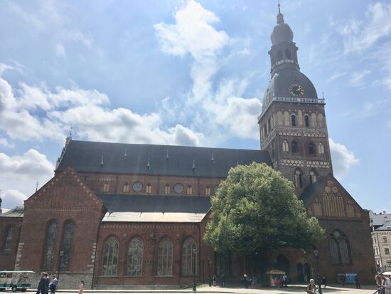Beherrschender Bau auf dem Domplatz- ist der mächtige Dom, das größte mittelalterlichen Gotteshaus des Baltikums. Seine lange Baugeschichte spiegelt sich auch in den unterschiedlichen Stilen wider.....