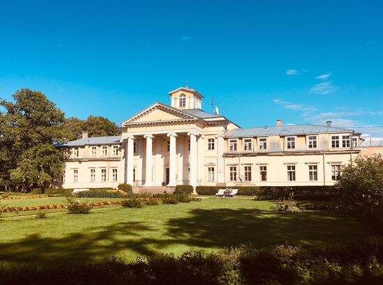 Schloss Krimulda, das 1854 im klassizistischen Stil erbaut wurde und viele Jahre im Besitz der Familie Liven war, bevor es 2002 ein Rehabilitationszentrum wurde.