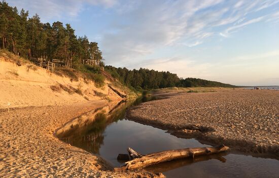 Weiße Düne und der Sand ist schön