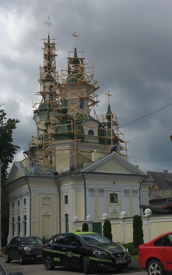 Katharinenkirche, orthodoxe und eine der am üppigsten dekorierte Barockkirche des Landes . Sie wurde 1764-1768 auf Geheiß von Katharina II. für die Pärnuer Garnison gebaut und wird gerade restauriert